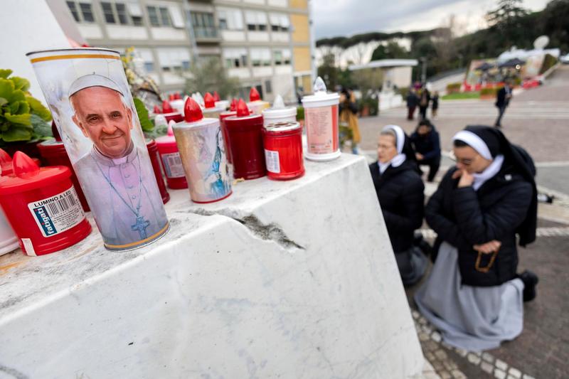 Papa Francesco si aggrava. “Prognosi riservata: crisi respiratoria e anemia. Condizioni critiche, sottoposto a trasfusione”