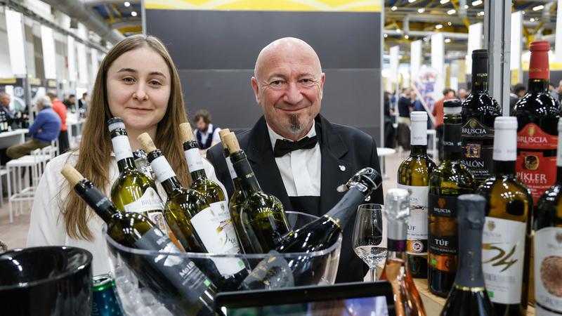 Giro del mondo tra i calici di vino: apre il salone Slow Wine Fair