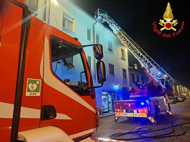 Canne fumarie incendiate: notte di lavoro per i vigili del fuoco del Lodgiano