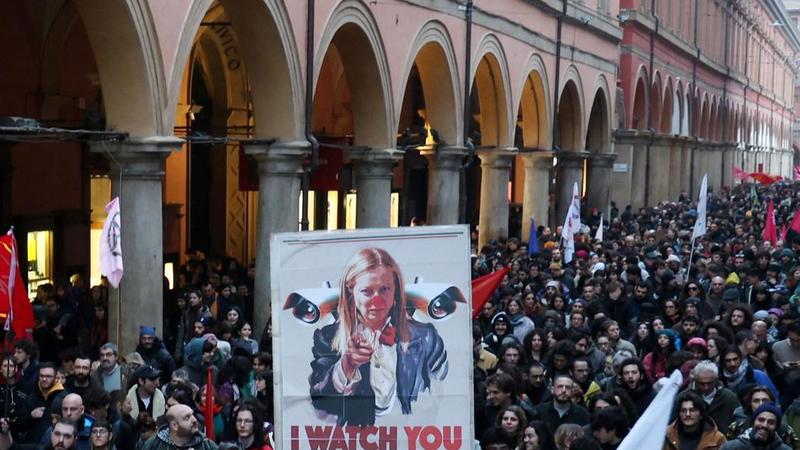 La sfilata dei cinquemila. Striscioni e fumogeni contro il ddl Sicurezza