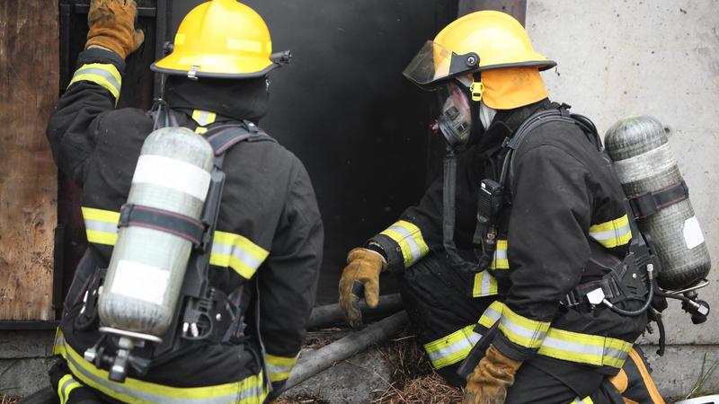 Scoppia incendio a Fano: le fiamme distruggono una casa, ferita una donna