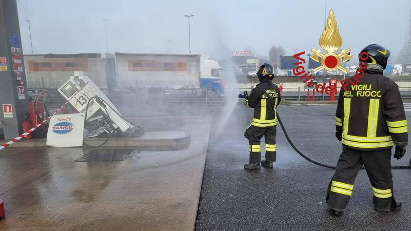 Paura lungo l’autostrada A9 a Cadorago, camion abbatte una colonnina del gas: evacuata l'area di servizio