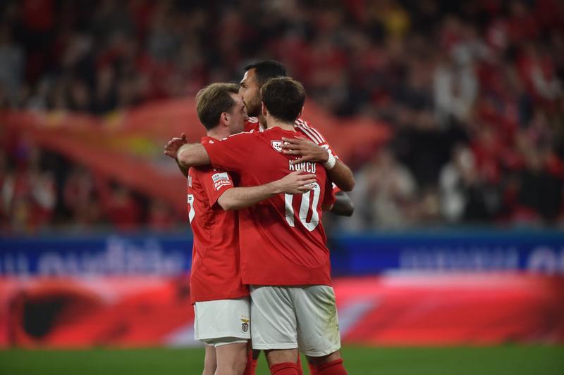 Corrida de fundo entre Benfica e Sporting