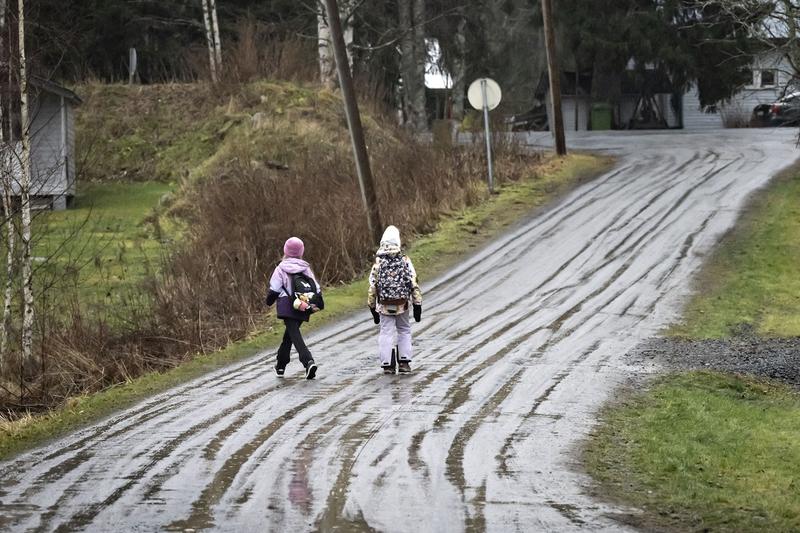 Yhteiskunta | Olisiko etäkoulu ratkaisu? Ei ole oikein, että lapsi käyttää jopa 3 tuntia koulumatkoihin