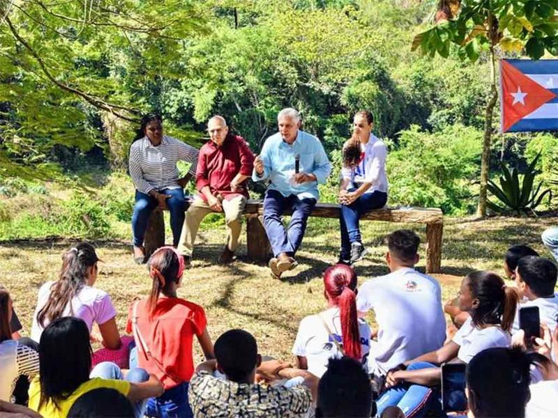 Presidente de Cuba insta a la juventud a defender la soberanía