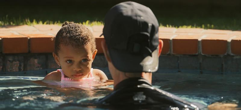 Aprender a nadar no debe ser una experiencia traumática: los peligros de ‘Una lección de natación’