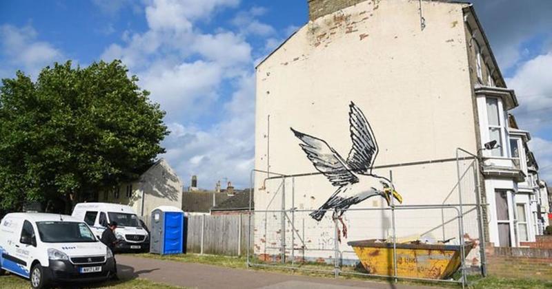 Bid for 'reproduction Banksy' at site of former mural fails