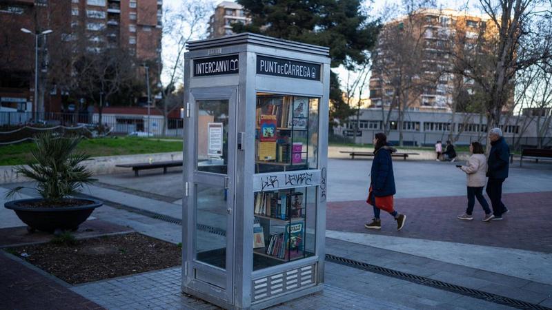 Qué ha sido de la 8595-A, la única cabina de teléfono cubierta que queda en las calles de Barcelona