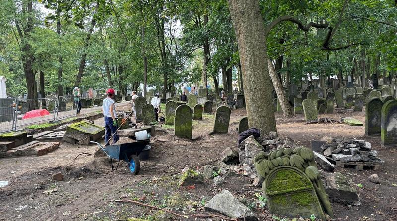 Archaeology students excavating a Warsaw Jewish cemetery are uncovering a forgotten world