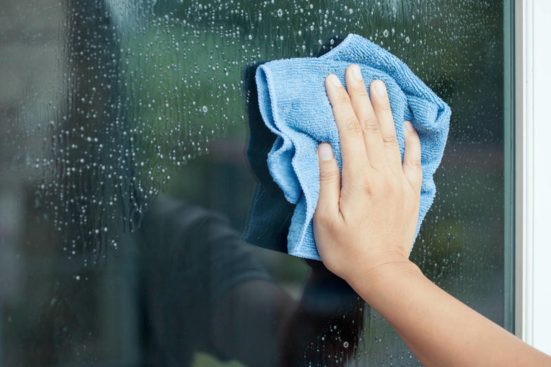 Como limpar vidros e espelhos sem deixar manchas ou riscos