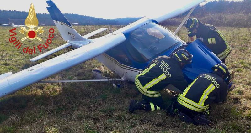 Incidente ad Alzate Brianza: ultraleggero finisce fuori pista durante l’atterraggio e sversa carburante