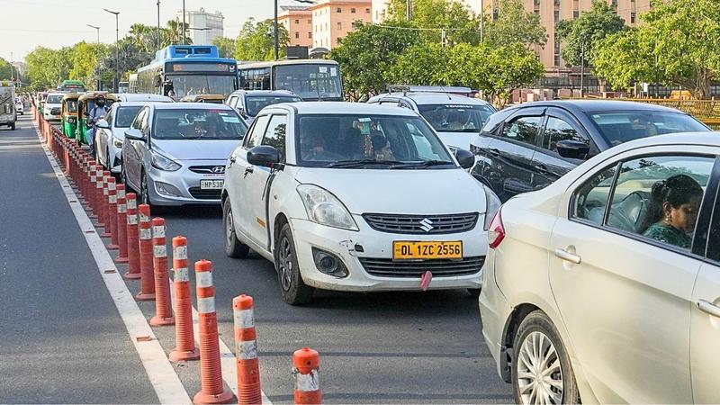 Noida traffic diversion for 1 month due to Bhangel elevated road construction