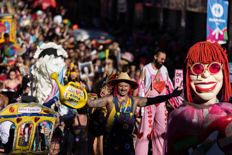 Proibido, atacado e sob forte calor, o Carnaval resiste