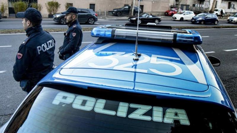 Como, fa il dito medio alla pattuglia della polizia e pubblica la foto su Instagram: 25enne denunciato