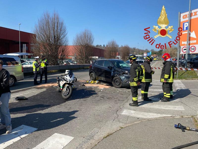 Montano Lucino, moto contro un’auto sul rettilineo: muore centauro di 37 anni