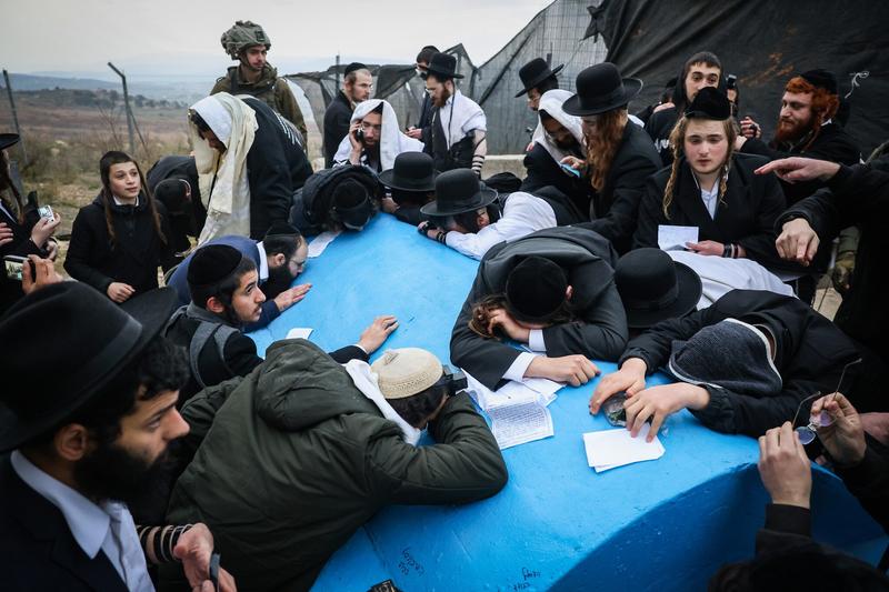 IDF escorts hundreds of ultra-Orthodox Jews to pray at tomb straddling Lebanon border