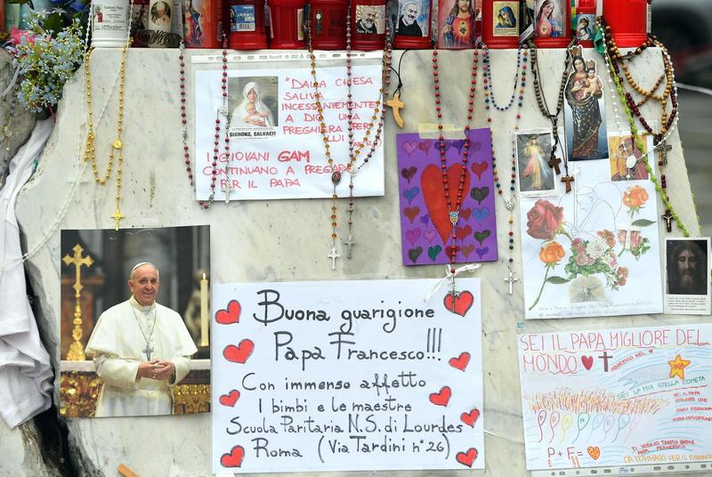 El papa prosigue su terapia hospitalaria y redactará la homilía del domingo