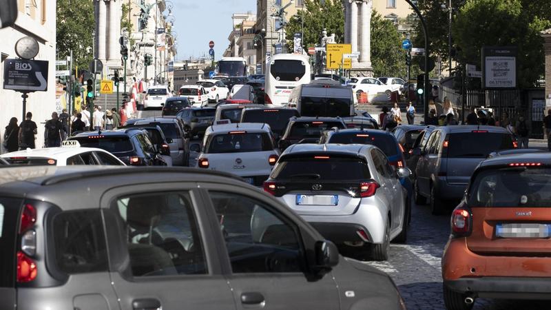 Smog da traffico a Roma nel 2024, biossido di azoto (No2) oltre il limite all'Eur e San Giovanni