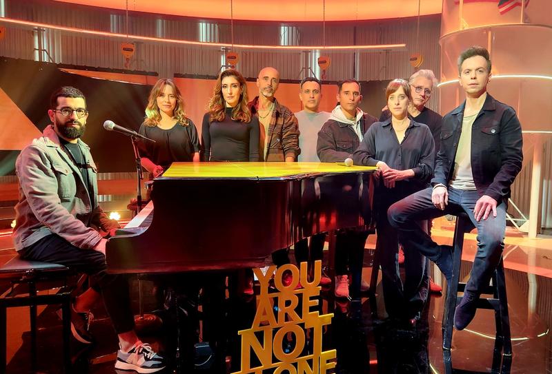 ‘Eretz Nehederet’ cast and Hanan Ben Ari sing for hostage Alon Ohel