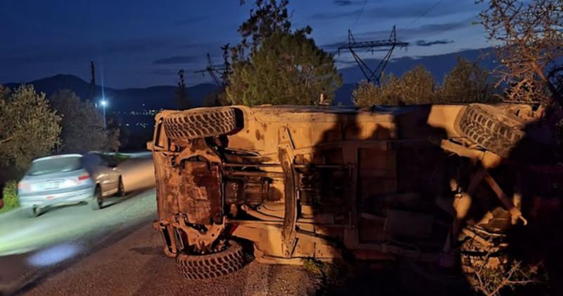 Σφοδρή σύγκρουση αγροτικού με τζιπ, ανετράπη το ένα όχημα