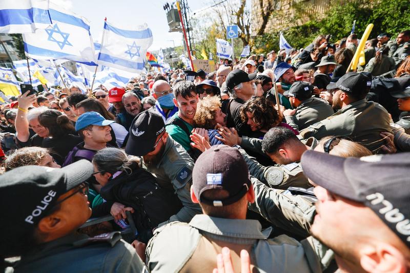 Major protests in Jerusalem as Netanyahu seeks to fire Shin Bet chief, renews Gaza war