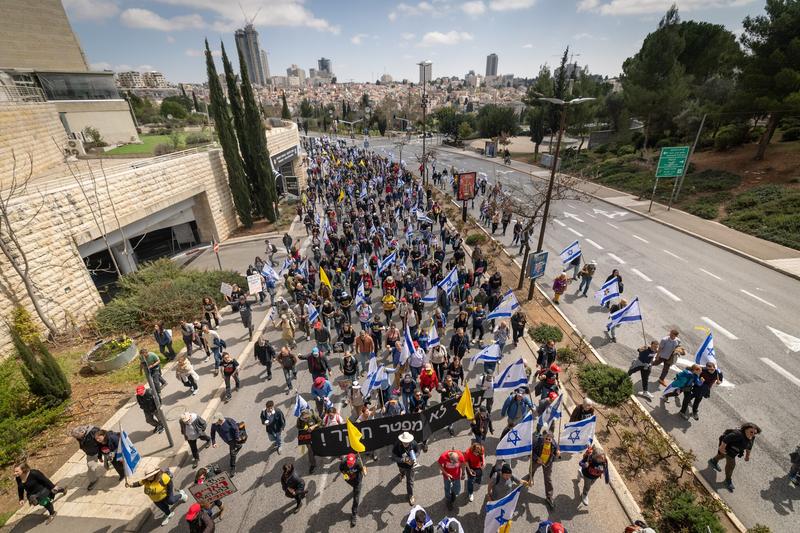 Protesters march in Jerusalem as cabinet prepares for motion of no-confidence in AG