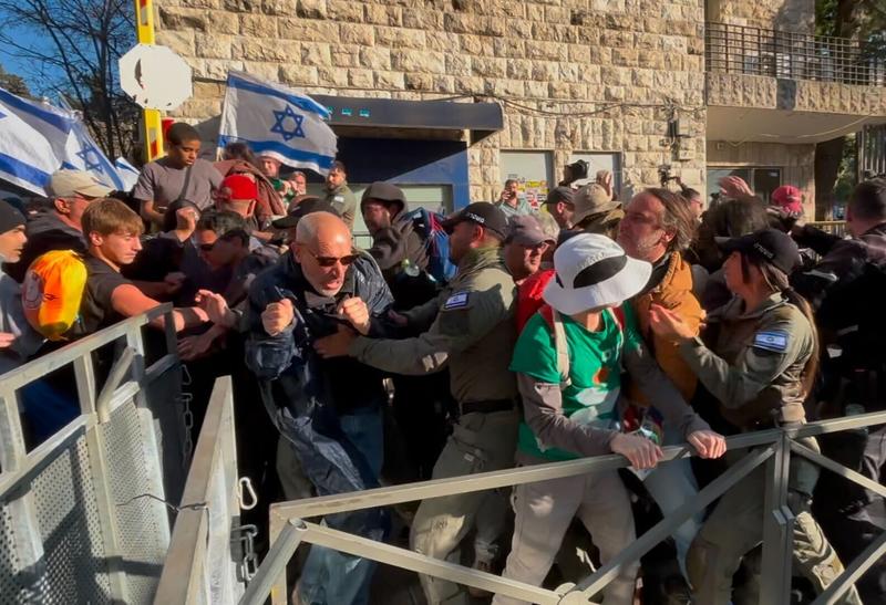 Police clash with protesters in Jerusalem as thousands march against government